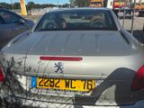 une voiture argentée garée dans un parking
