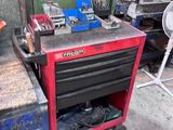 un établi avec des outils dans un garage