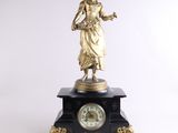 une horloge surmontée d'une statue