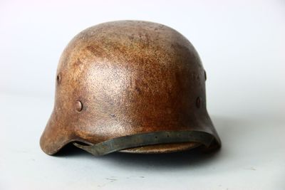 un casque marron sur un fond blanc