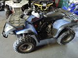 une photo d'un quad bleu dans un garage