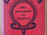 un livre rouge posé sur une table en bois