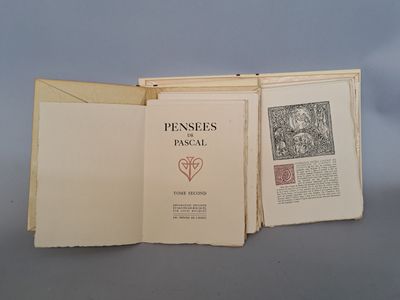 trois pages ouvertes d'un livre sur lesquelles est dessiné un cœur