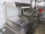 une image d'une cuisine commerciale avec des appareils en acier inoxydable