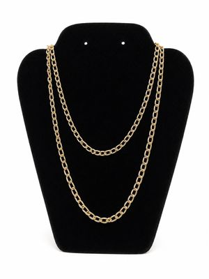 un collier à chaîne en or sur un présentoir à mannequin
