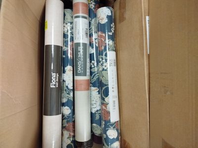 de nombreux rouleaux de papier d'emballage dans une boîte en carton