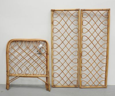 paire de portes-paravents pliantes vintage en rotin tressé, avec des panneaux en verre