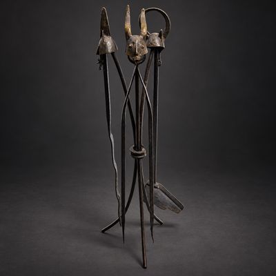 un gros plan d'un objet métallique muni de cornes