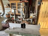une table sur laquelle se trouve une bouteille, dans une pièce