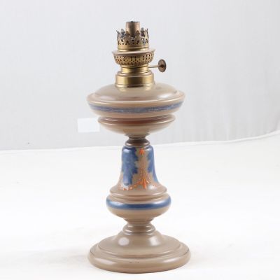 Lampe à pétrole en opaline beige à décor polychrome émaillé.…