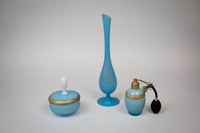 LOTS D'OBJETS En verre opalin bleu
