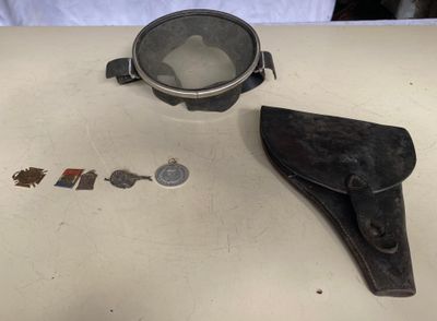 une paire de lunettes posée sur une table à côté d'une paire de ciseaux