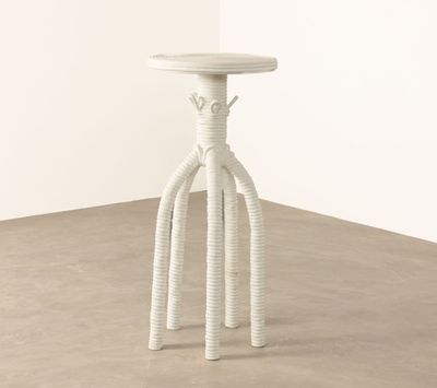 une photo d'un tabouret blanc avec un assise et des pieds en bois
