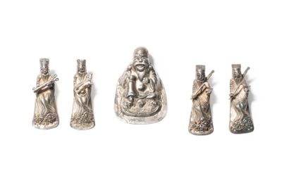 quatre figurines en argent représentant une femme et un homme tenant des bougies
