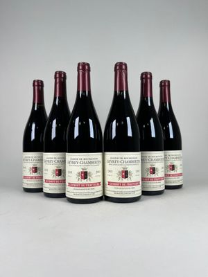 six bouteilles de vin rouge sont alignées