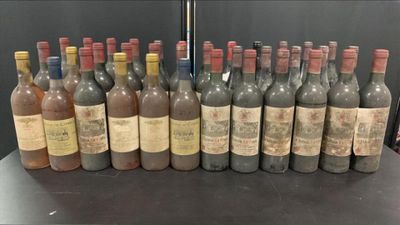 plusieurs bouteilles de vin sont alignées sur une table