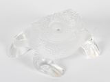 figurine de tortue en verre transparent posée sur une surface blanche, avec un fond blanc