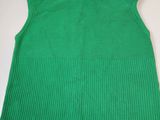 un gros plan d'un pull vert sur un cintre