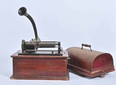 deux instruments de musique d'époque posés sur une surface blanche
