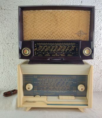 une vieille radio posée sur un meuble en bois