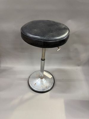 un tabouret noir avec un piètement en métal et une assise noire