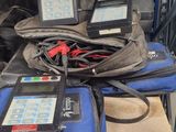 Plusieurs appareils électroniques sont posés sur une étagère dans une pièce