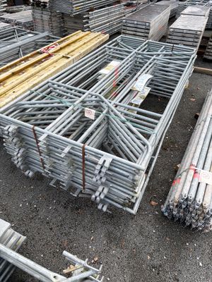 un grand nombre de barres d'acier empilées les unes sur les autres