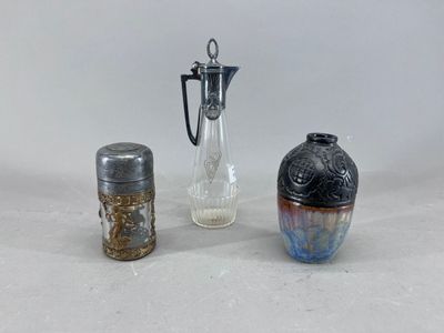 trois vases et une salière posés sur une table