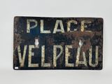 un panneau sur lequel est écrit « Place Velpreu »