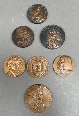 six types de pièces différents sont disposés sur une table