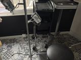 une photo représentant une chaise et une lampe dans une pièce