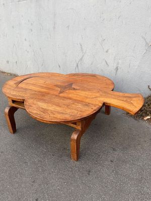 une table en bois sur laquelle est posé un poisson