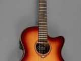 une guitare acoustique accrochée au mur d'une pièce
