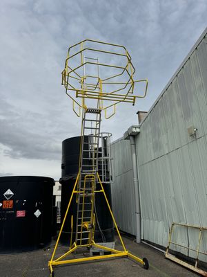 une grande tour jaune sur laquelle est posée une échelle