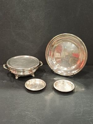 Lot: Plat rond à motif rubanné et deux dessous d… - Photo 1