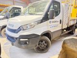 un camion blanc garé à côté d'autres camions