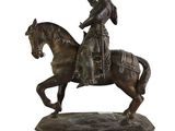 statue en bronze représentant une femme à cheval, le bras levé