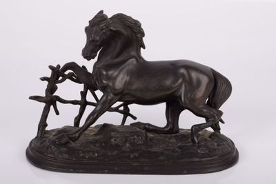 statue en bronze représentant un cheval et un oiseau sur fond blanc