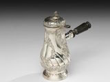 une cafetière en argent munie d'une poignée et d'une autre poignée