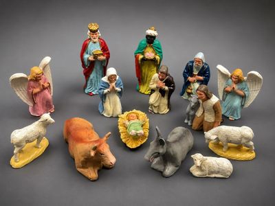de nombreuses figurines de différentes tailles et couleurs