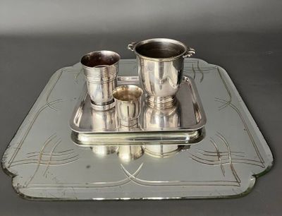 un plateau avec des tasses en argent et un plateau sur lequel sont posées des tasses en argent