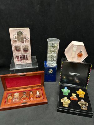 Plusieurs types de parfums sont présentés dans une vitrine.