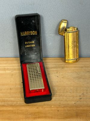 un briquet et un téléphone portable posés sur une table