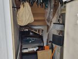 un petit placard dans lequel il y a beaucoup de bric-à-brac