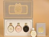 une boîte contenant trois flacons de parfum et une boîte contenant deux parfums