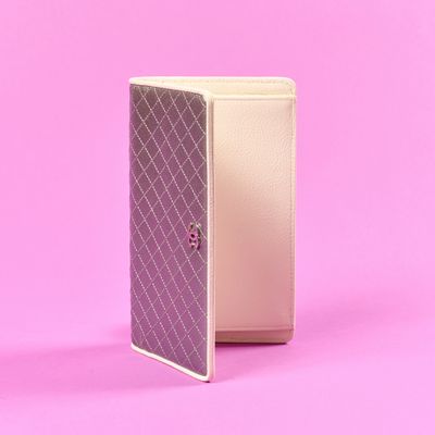 une petite boîte blanche ornée d'un motif rose
