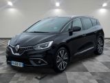 une voiture noire garée dans une pièce au sol en damier