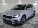 vue de face d'un SUV argenté garé sur un sol à damier