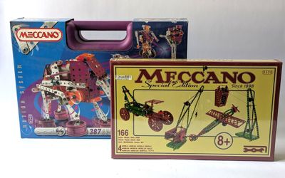 deux boîtes de jouets meccaniques sur une surface blanche