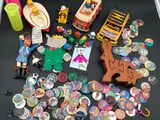 un grand nombre de jouets posés sur une table